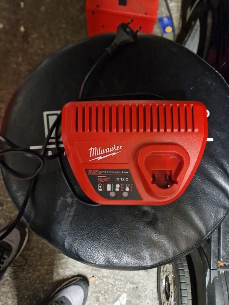 Milwaukee C12 C Li-Ion Acculader 12V, Ophalen of Verzenden, Gebruikt, Overige typen