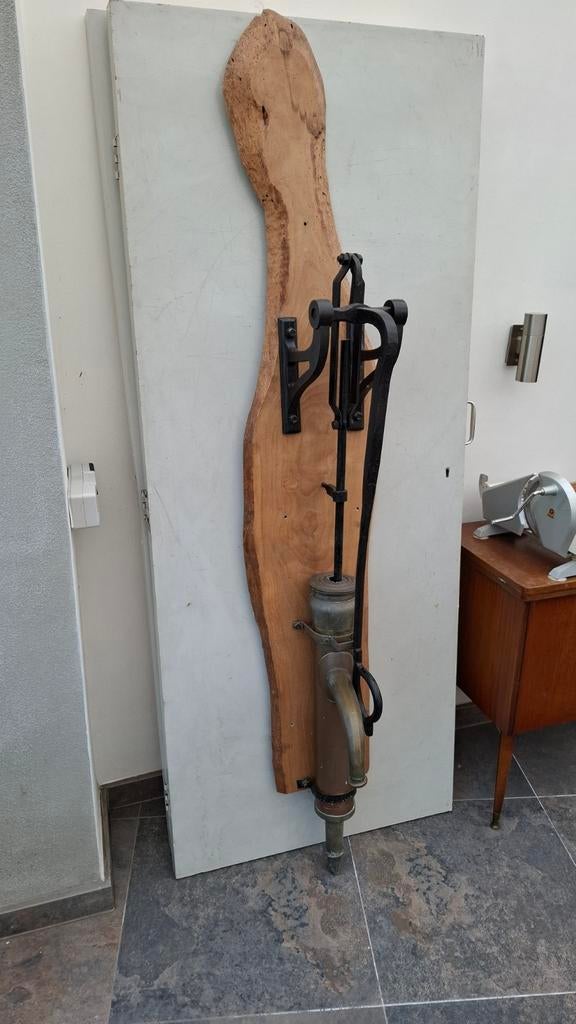 Antieke waterpomp, Ophalen