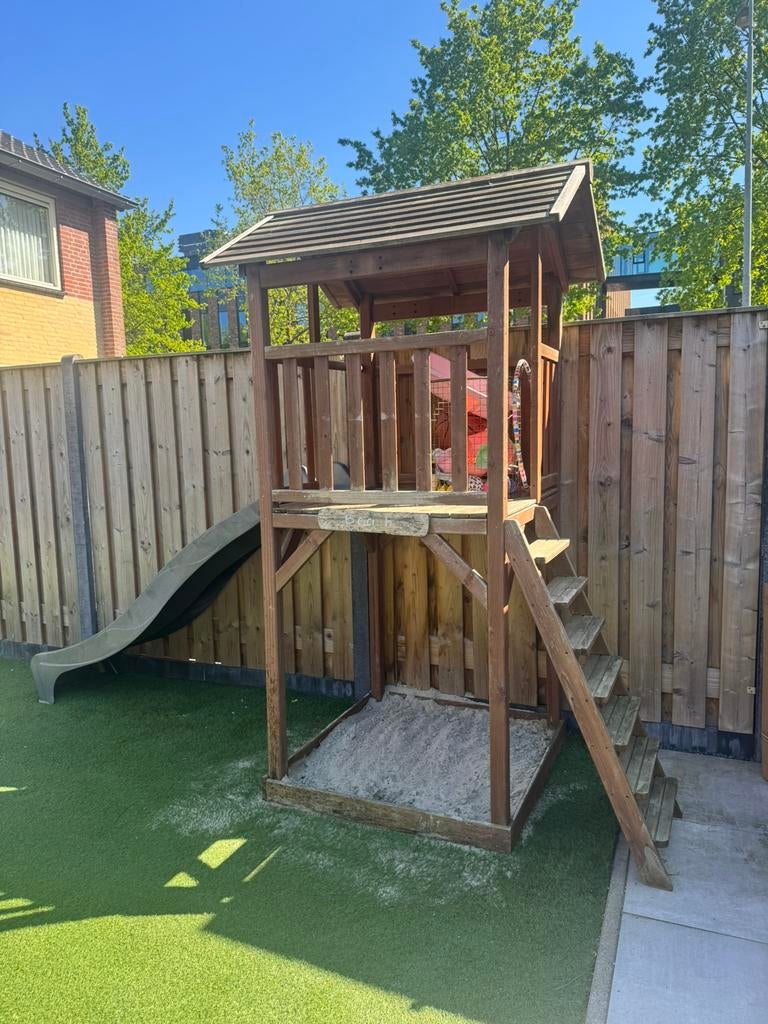 Speelhuisje met zandbak en glijbaan, Kinderen en Baby's, Speelgoed | Buiten | Speelhuisjes, Ophalen, Gebruikt, Hout