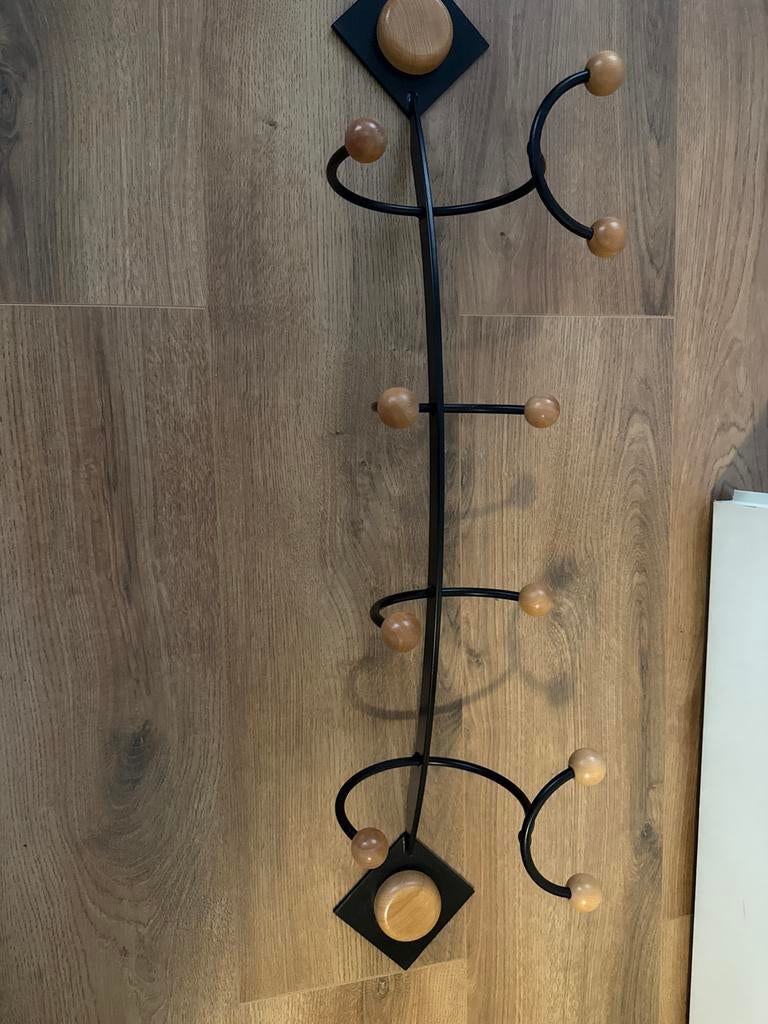 Zwarte wandkapstok met houten knoppen, Wandkapstok, Gebruikt, Ophalen of Verzenden, Minder dan 100 cm