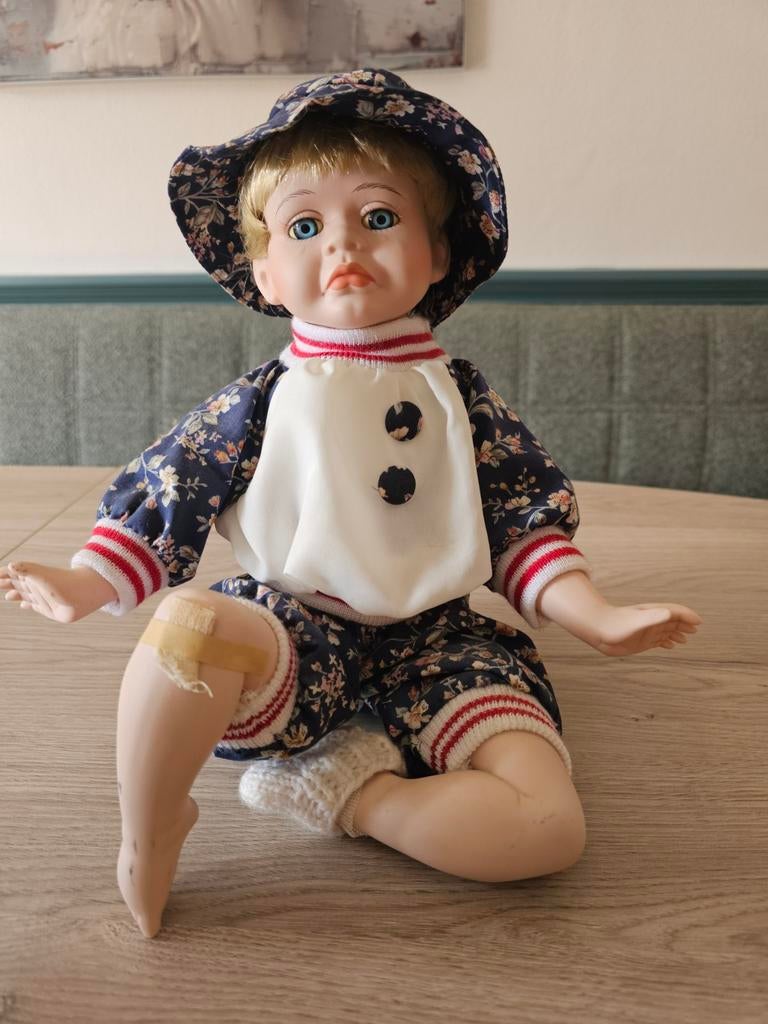 Vintage porseleinen pop met hoed en kleding, Ophalen of Verzenden, Zo goed als nieuw, Overige typen