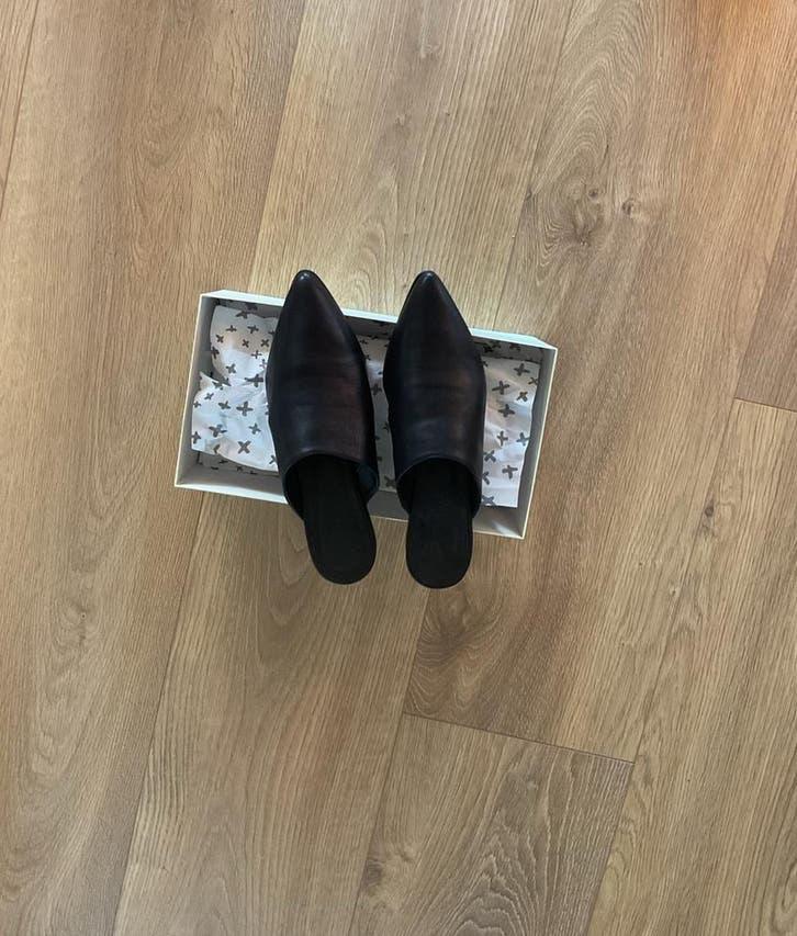 NIEUWE HUMANOID MUILTJES  (39)    €50, Kleding | Dames, Schoenen, Slippers, Verzenden, Zwart, Nieuw