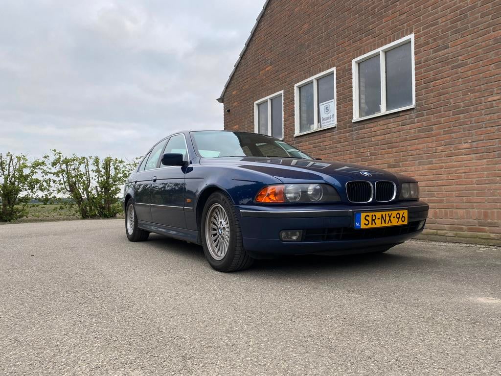 NIEUWE APK | BMW E39 523 AUT 1998 Blauw, Auto's, Zwart, Blauw, Origineel Nederlands, 75 €/maand