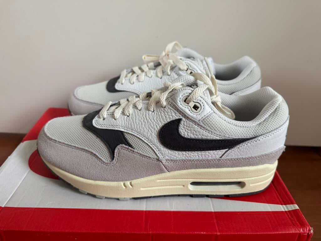 Nike Air Max 1 Light Bone Iron Grey - 42,5, Kleding | Heren, Schoenen, Ophalen of Verzenden, Nieuw, Overige kleuren, Sneakers of Gympen