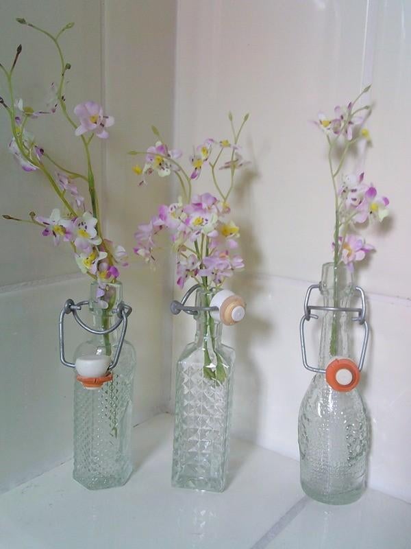 Brocante 3 kleine mini beugelflesjes en decoratie bloemetjes, Ophalen of Verzenden, Gebruikt