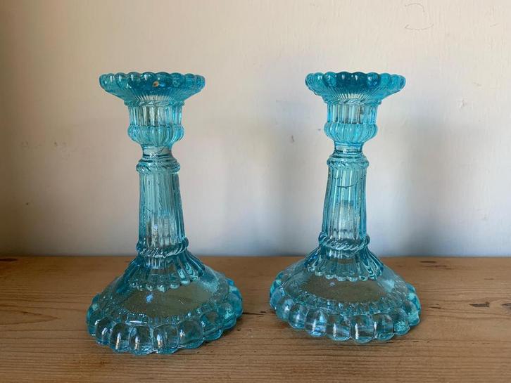 Persglas kandelaars in lichtblauw, Antiek en Kunst, Antiek | Kandelaars, Glas, Ophalen of Verzenden