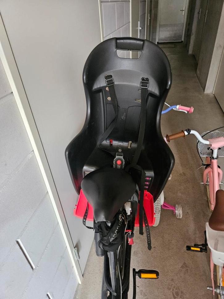 Stevig zwart fietsstoeltje voor achterop de fiets, Fietsen en Brommers, Fietsaccessoires | Fietsstoeltjes, Gebruikt, Achterzitje