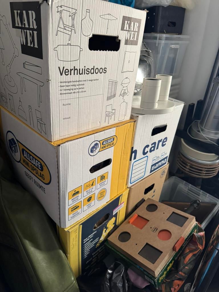 KONINGSDAG kleedjesmarkt, ong 20 dozen en wat tassen, Ophalen, Zo goed als nieuw