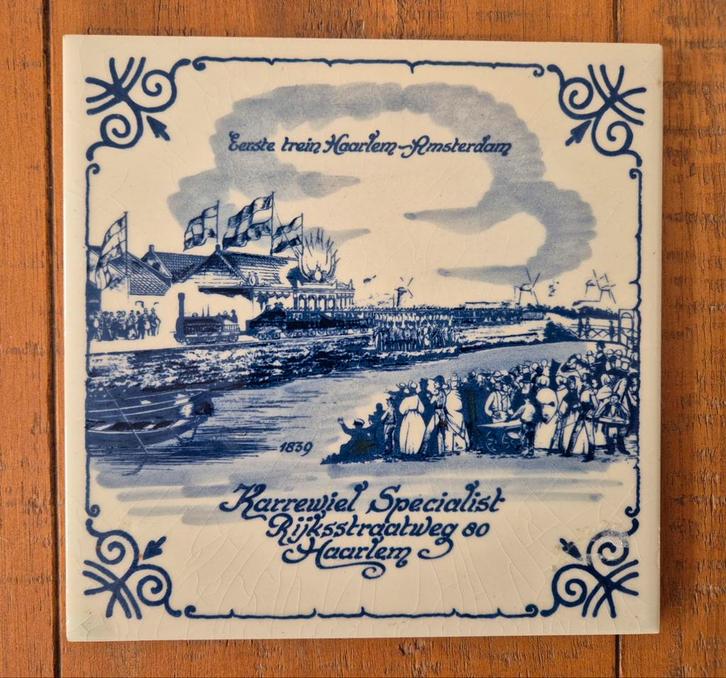 Delftsblauw Tegeltje: Eerste Trein Haarlem-Amsterdam 1839, Antiek en Kunst, Antiek | Wandborden en Tegels, Ophalen of Verzenden
