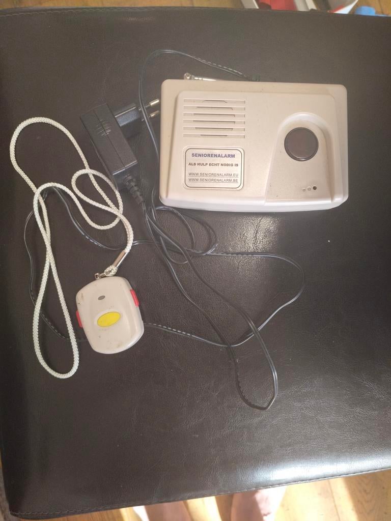 Senioren alarm met mobiele alarmknop, Ophalen