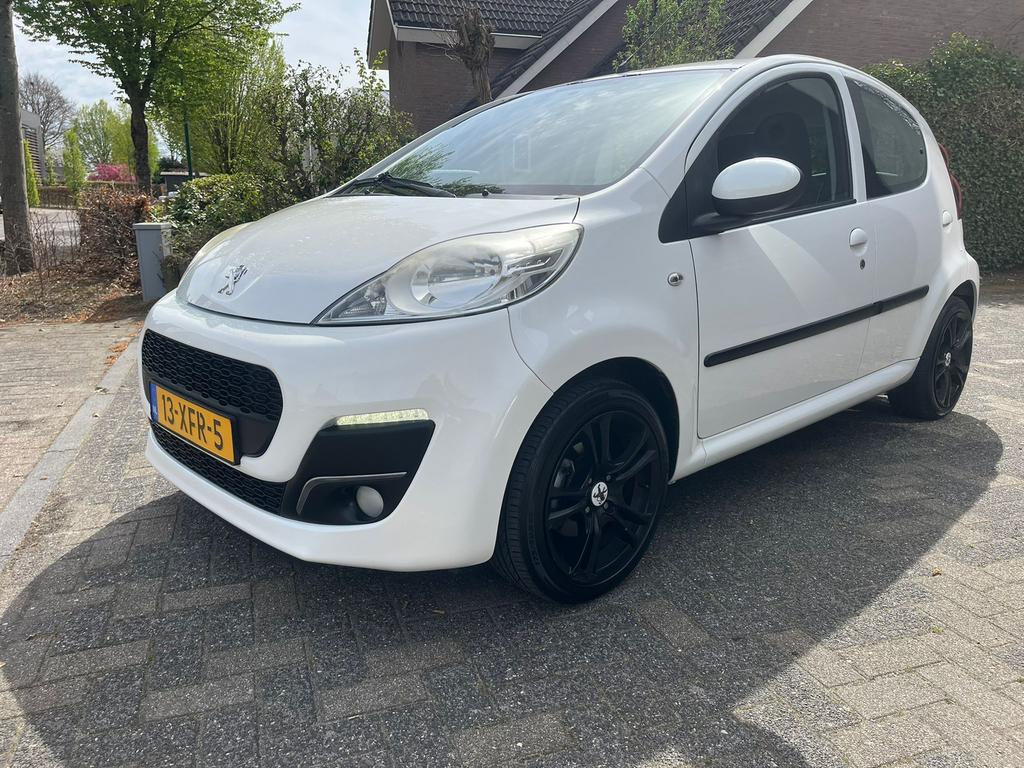 Peugeot 107 1.0 12V 5DR 2012 Wit c1 aygo, Auto's, Voorwielaandrijving, Stof, 4 stoelen, Origineel Nederlands