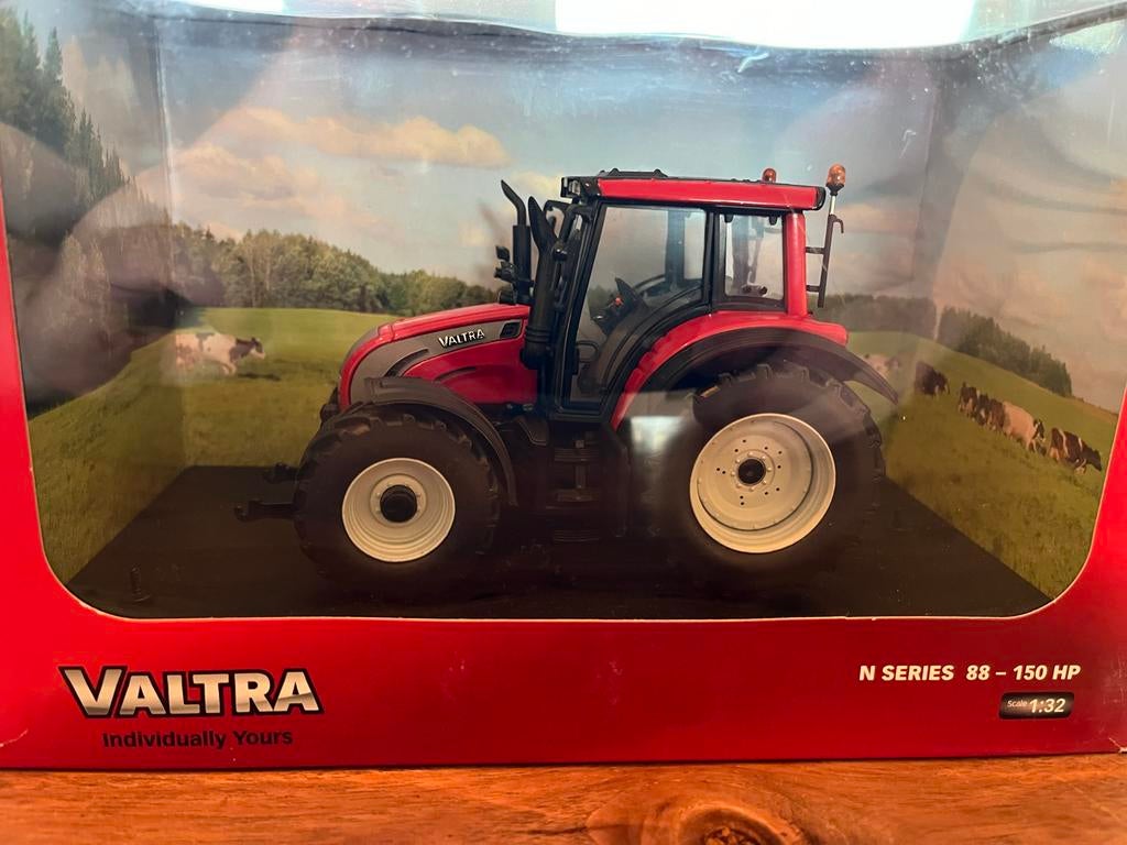 Valtra N 142 Red tractor schaal 1:32, Ophalen of Verzenden, Nieuw, Tractor of Landbouw, Overige merken
