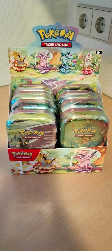 Pokemon Prismatic Evolutions mini tin display, Ophalen of Verzenden, Nieuw, Overige typen, Foil