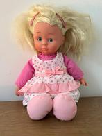 Lief Speelpopje van 30 cm. met twee outfits, in goede staat!, Ophalen of Verzenden, Zo goed als nieuw, Babypop