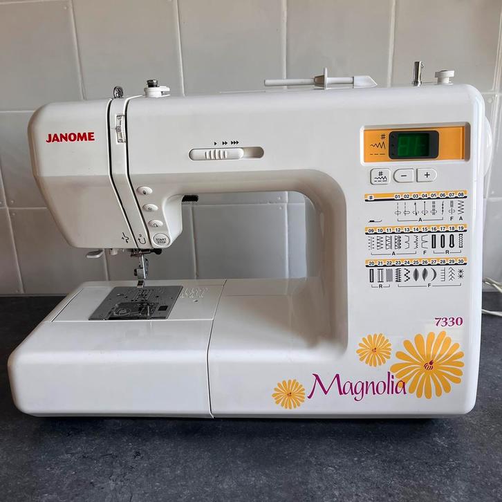 Janome Magnolia 7330 computergestuurde naaimachine, Hobby en Vrije tijd, Naaimachines en Toebehoren, Zo goed als nieuw, Naaimachine