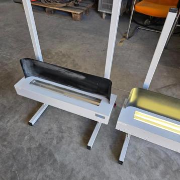 metalen statief met TL lichtbak in hoogte verstelbaar  beschikbaar voor biedingen