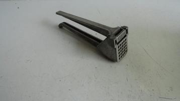 Aluminium knoflookpers, antiek Frankrijk beschikbaar voor biedingen