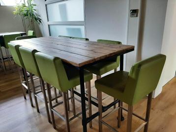 2 Industriële bartafels met 16 groene lederen barkrukken  beschikbaar voor biedingen