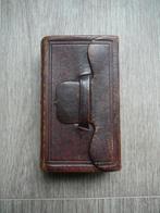 Antieke Lederen gebonden zak bijbel uit 1881 (goud op snee.), Ophalen of Verzenden, Bijbel