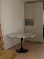 Ronde marmeren eettafel - Ø130 cm, wit blad, zwarte tulpvoet, Gebruikt, Rond, Ophalen of Verzenden, Mid-century modern / Saarinen-stijl