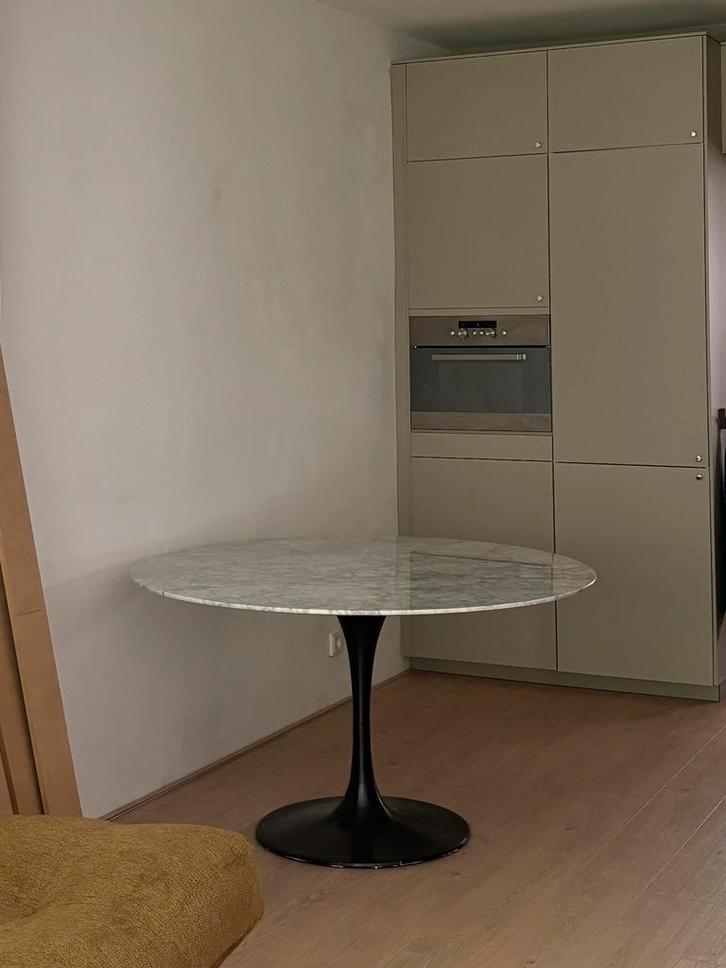 Ronde marmeren eettafel - Ø130 cm, wit blad, zwarte tulpvoet, Huis en Inrichting, Tafels | Eettafels, Gebruikt, 100 tot 150 cm