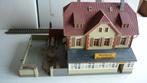 Mooi Gasthaus zur Eisenbahn, Hobby en Vrije tijd, Modeltreinen | H0, Gebruikt, Gelijkstroom, Brug, Tunnel of Gebouw, Ophalen of Verzenden