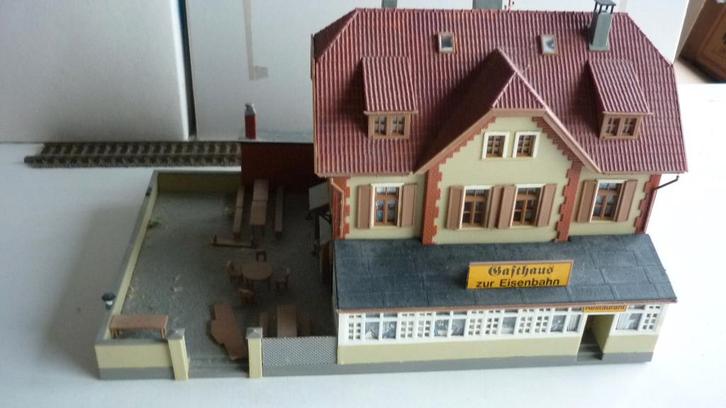 Mooi Gasthaus zur Eisenbahn, Hobby en Vrije tijd, Modeltreinen | H0, Gebruikt, Brug, Tunnel of Gebouw, Gelijkstroom, Lima, Ophalen of Verzenden
