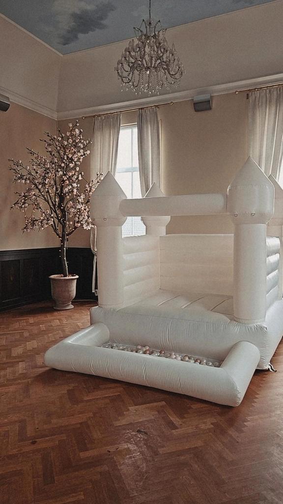 TE HUUR: SPRINGKASTEEL MET BALLENBAK, Hobby en Vrije tijd, Feestartikelen | Verhuur, Zo goed als nieuw, Overige, Ophalen of Verzenden