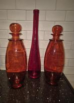Drie rode glazen vazen. Fles, stolpfles. Bordeaux, Ophalen, Minder dan 50 cm, Rood, Glas