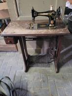 Antieke Singer naaimachine op tafel, Ophalen