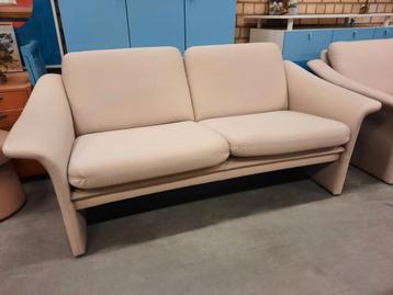 2 stuks 2 zitsbank en 1 stoel  met beige stoffen bekleding.  beschikbaar voor biedingen