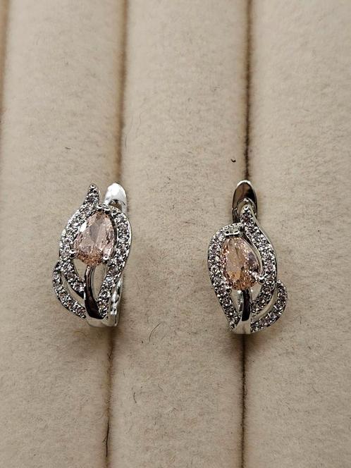 Antiek stijl 18k vergulde oorhangers met tulp., Sieraden, Tassen en Uiterlijk, Oorbellen, Nieuw, Overige materialen, Goud, Ophalen of Verzenden