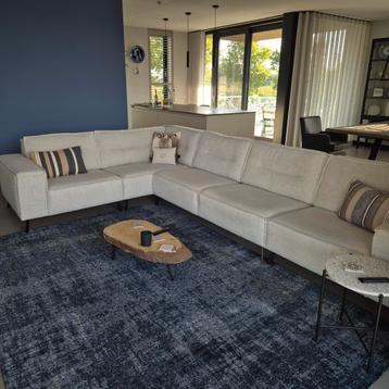 Hoekbank beschikbaar voor biedingen