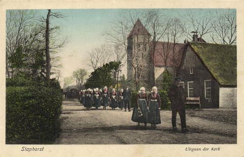 Staphorst - Uitgaan der kerk - gelopen, Verzamelen, Ansichtkaarten | Nederland, Gelopen, Gelderland, Verzenden
