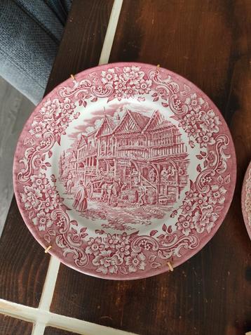 4 borden van de line Royal Tudor Ware beschikbaar voor biedingen