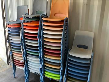 Keetstoelen nieuw kunststof stapelstoelen kuipstoelen tafels beschikbaar voor biedingen