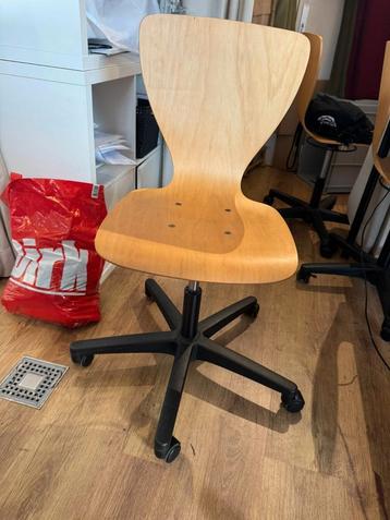 Houten bureaustoelen beschikbaar voor biedingen