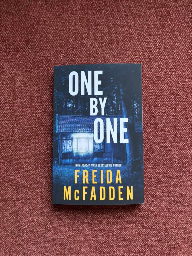 One by one Freida McFadden, Ophalen of Verzenden, Zo goed als nieuw