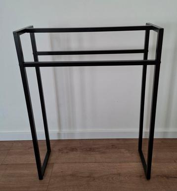 Handdoekrek voor in de badkamer beschikbaar voor biedingen