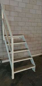Metalen trap met leuning, Doe-het-zelf en Verbouw, Ladders en Trappen, Ophalen, Zo goed als nieuw, Minder dan 2 meter