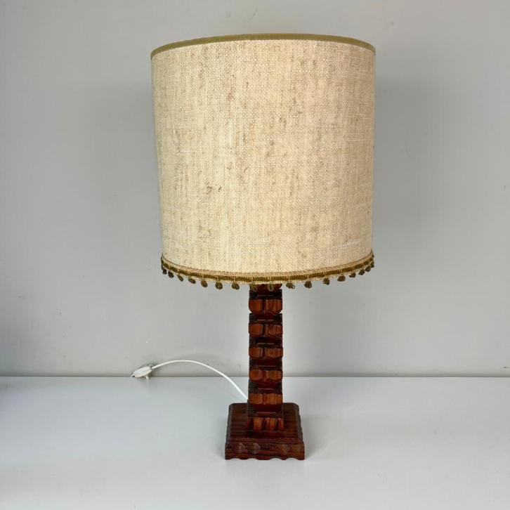 vintage tafellamp - houtsnijwerk - jute kap  boho brutalisme, Huis en Inrichting, Lampen | Tafellampen, Gebruikt, Minder dan 50 cm