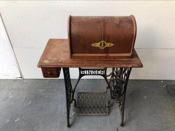 Singer naaimachine op tafel. beschikbaar voor biedingen
