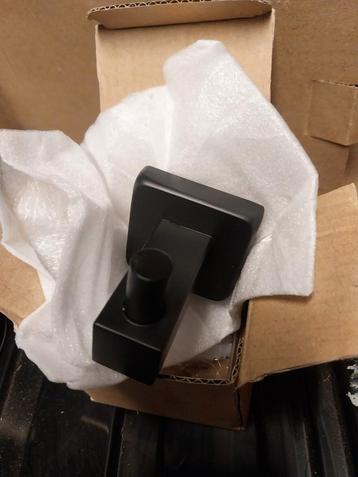 Nieuwe toiletset - WC borstel, toiletrolhouder, haakje beschikbaar voor biedingen