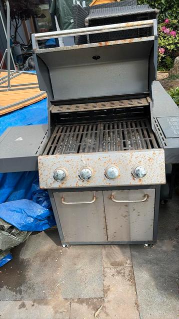 Gasbarbecue, spoelbak met kraan en 2 kastjes beschikbaar voor biedingen