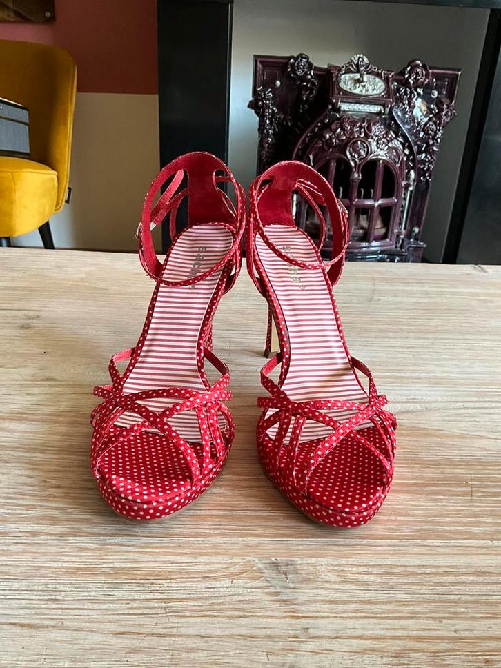 Zgan Sacha rood met witte polkadot naaldhakken mt. 38, Kleding | Dames, Schoenen, Zo goed als nieuw, Schoenen met hoge hakken