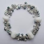 Handgemaakte Shaggy loop armband met witte glaskralen (165), Overige materialen, Wit, Nieuw, Ophalen of Verzenden