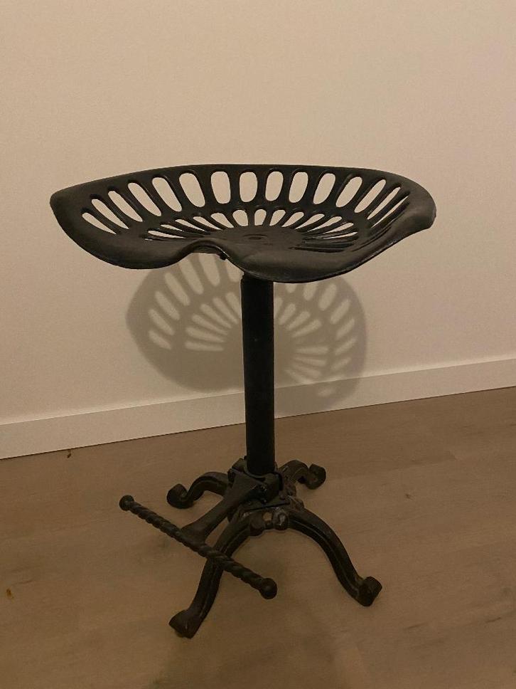 Gietijzeren industriële kruk – tractor fitting, Huis en Inrichting, Barkrukken, Gebruikt, 60 tot 90 cm, Metaal, 1 kruk, In hoogte verstelbaar