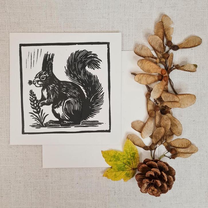 Dubbele wenskaart 15x15 cm. met envelop linosnede eekhoorn, Diversen, Wenskaarten, Nieuw, Ophalen of Verzenden