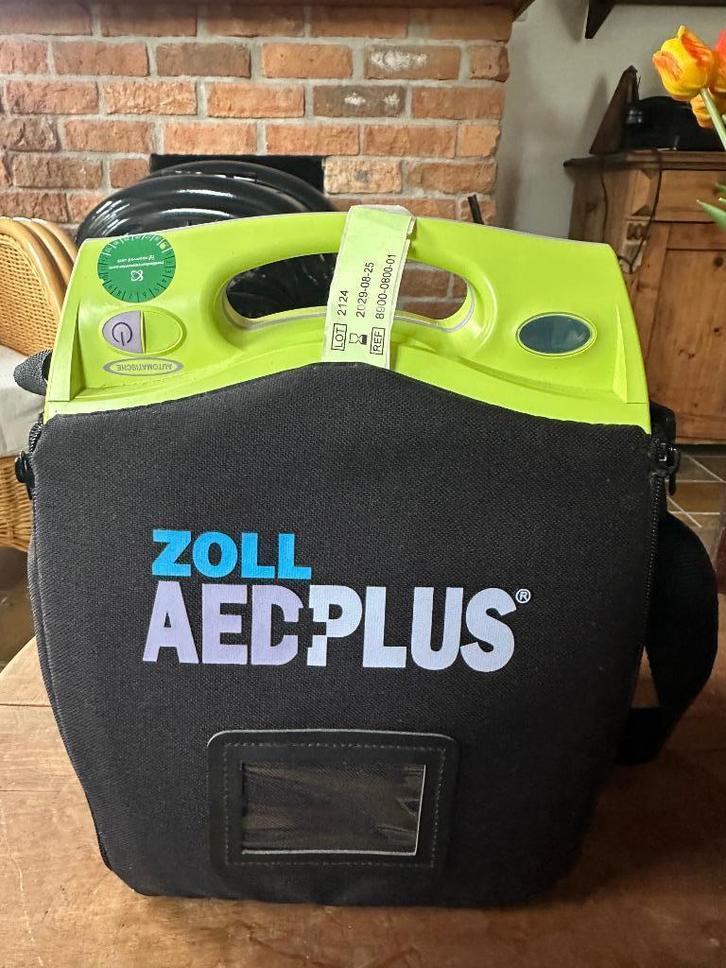 Zoll AED Plus volautomaat + Ophangkastje, Diversen, Verpleegmiddelen, Zo goed als nieuw, Ophalen of Verzenden