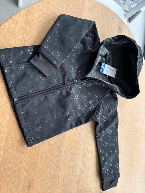 Softshell jas zwart voetbalprint maat 92 nieuw lentejas, Kinderen en Baby's, Kinderkleding | Maat 92, Nieuw, Jas, Ophalen of Verzenden